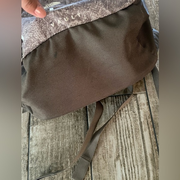 The North Face Vault Backpack Daypack Outer Pocket Unisex Biege Brown/hiking - Picture 5 of 11